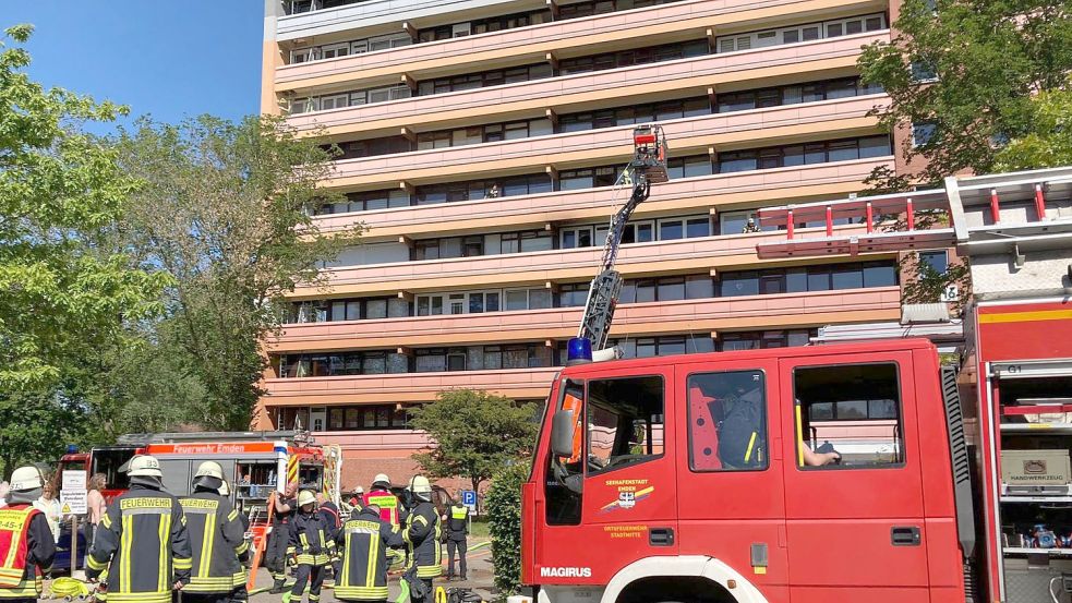 Eine Drehleiter der Emder Feuerwehr kam zum Einsatz. Foto: Aiko Recke