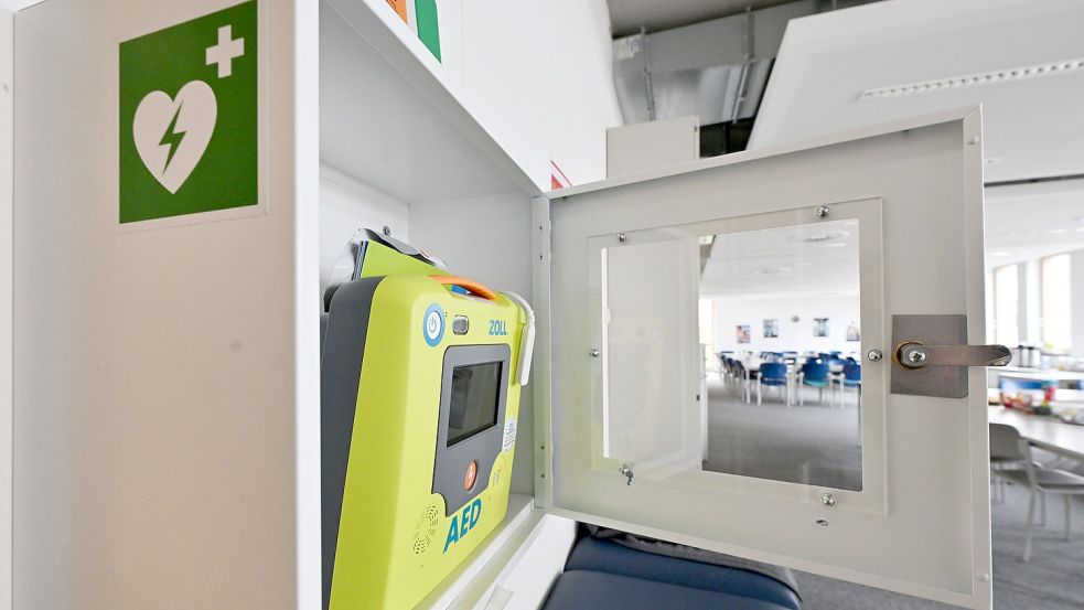Ein Defibrillator liegt in einem kleinen Kasten bereit. Er soll im Notfall auch von Laien bedient werden können und Leben retten. Foto: DPA