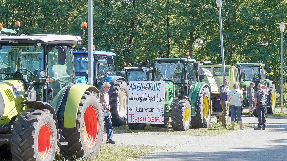 Gegen 18 Uhr trafen die Traktoren in Aurich ein. Foto: Helmut Vortanz