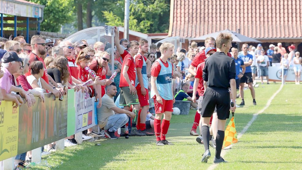 Viele Fans aus Westerende waren zum Endspiel nach Riepe gekommen. Fotos: Wilfried Gronewold