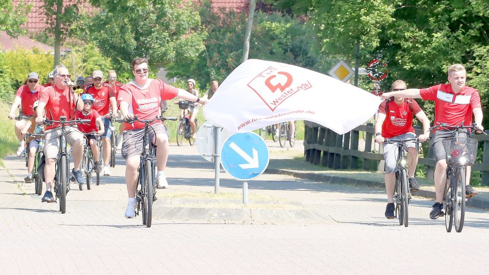 Viele TuS-Fans beteiligten sich am Fahrrad-Korso.