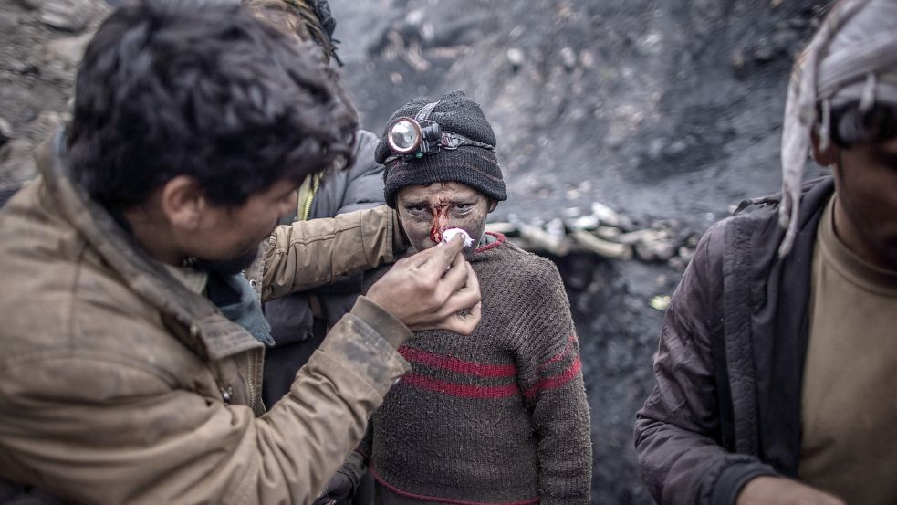 Kohleabbau in Afghanistan: Anstatt in die Schule zu gehen, schuften dort Jungen unter gefährlichen Bedingungen. Foto: picture alliance/dpa/Oliver Weiken