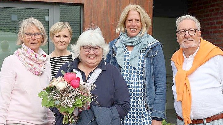 Irmgard Fischer (von links), zweite Vorsitzende im Förderverein, Hospizleitung Christina Bitiq, Gaby Gausmann als 450. Mitglied des Fördervereins, Miriam Glave, erste Vorsitzende, und Vorstandsmitglied Rudi Kleen vor dem Hospiz am Meer. Foto: Hospiz am Meer