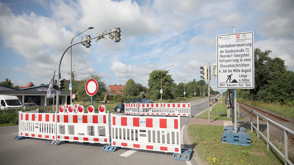 Bundesstraße und Radweg wurden für die Arbeiten voll gesperrt. Am Radweg gibt es jedoch bereits wieder Schäden. Foto: Romuald Banik