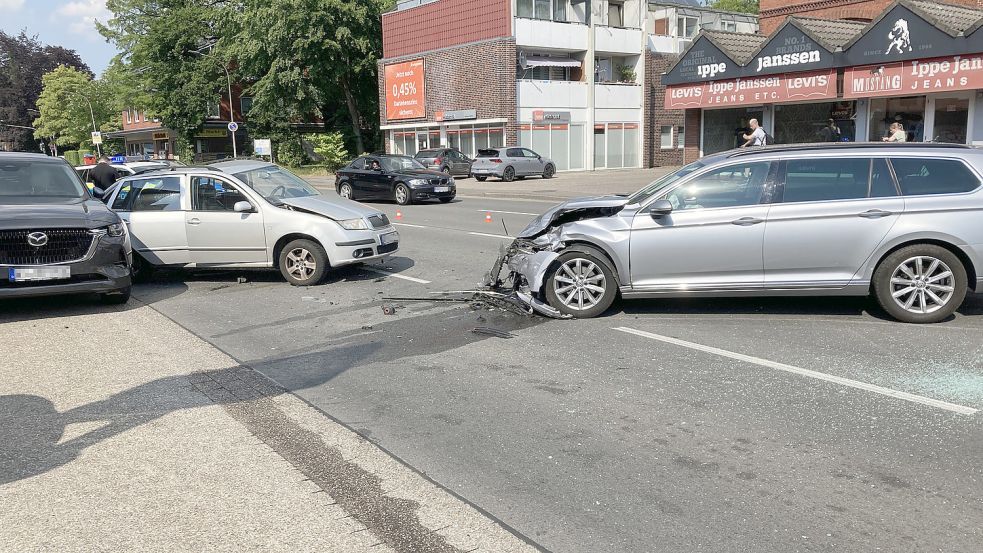 Drei Fahrzeuge waren an dem Unfall beteiligt. Foto: Heino Hermanns
