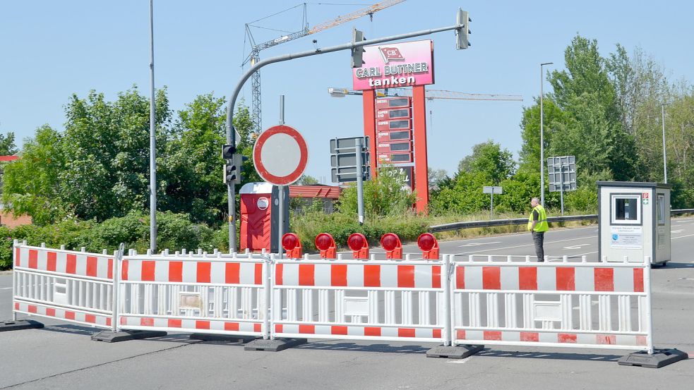 Kein Durchkommen mehr Richtung Norden gibt es derzeit auf der Bundesstraße 72 bei Marienhafe. Foto: Aiko Recke