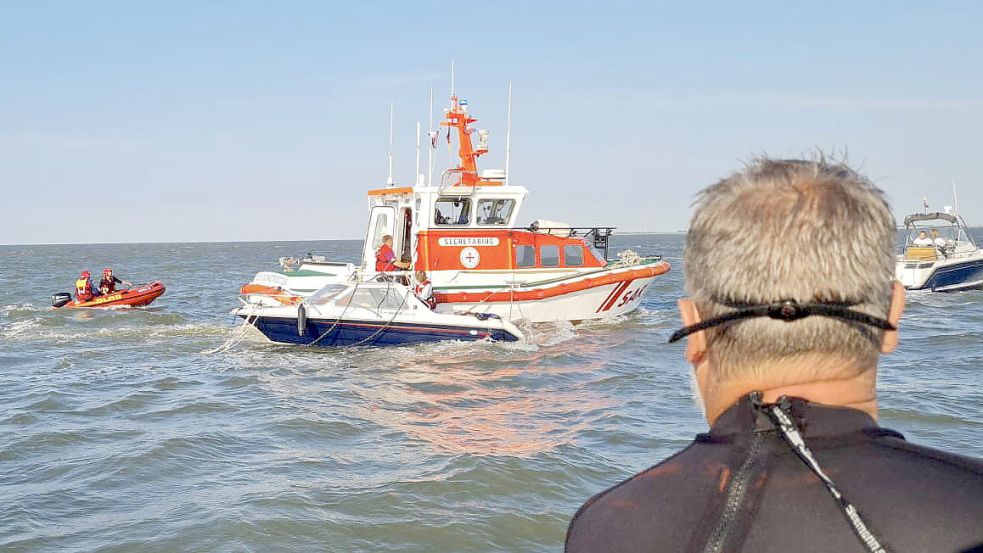 DLRG (links) und DGzRS im gemeinsamen Einsatz für ein havariertes Motorboot vor Langeoog. Foto: DLRG Ortsgruppe Wittmund