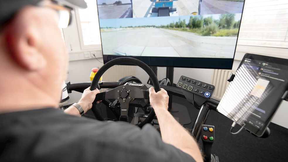 Lkw-Fahren als Bürojob: Einem Fahrzeug-Cockpit nachempfunden ist der Bildschirmarbeitsplatz eines Teleoperators bei Fernride. Von dort aus werden fahrerlose E-Lkw überwacht und bei Bedarf ferngesteuert. Das Unternehmen verspricht „volle Truck-Kontrolle“. Foto: Fernride