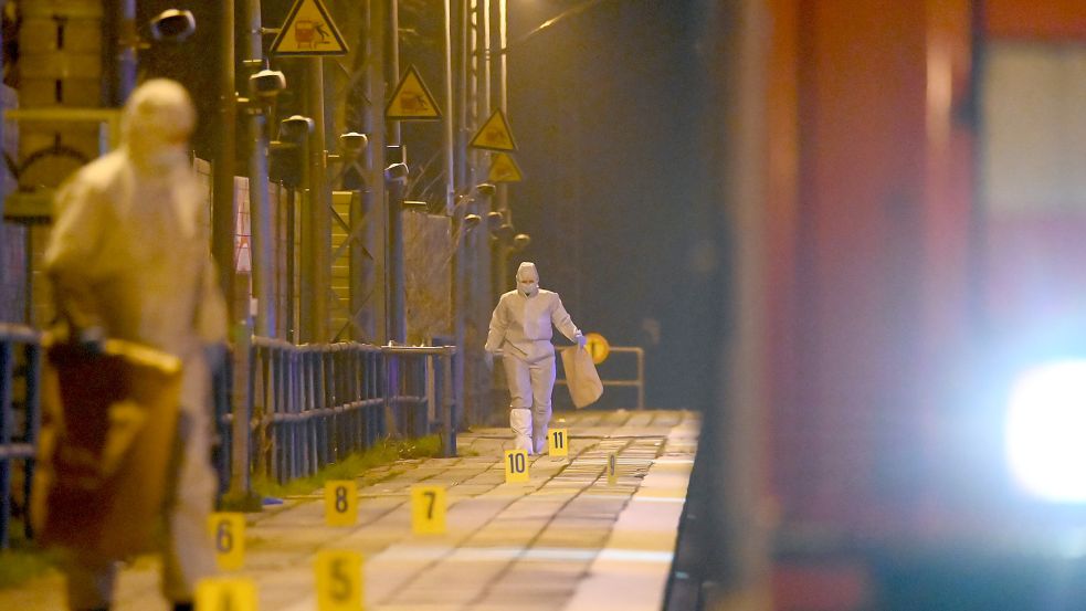 Brokstedt am Abend des 25. Januar: Ermittler sichern Spuren auf dem Bahnsteig. Foto: dpa/Jonas Walzberg