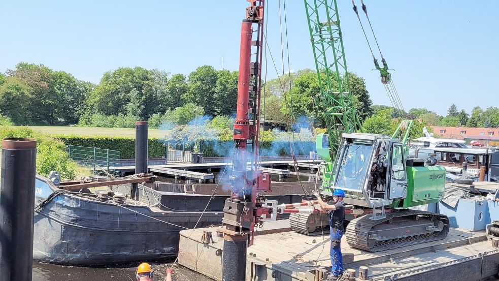 Im Bereich der Klappbrücke am Auricher Hafen wurden insgesamt zehn lange Stahlrohre aufgestellt. Foto: Fabian Buß