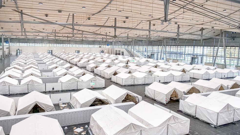 In einer Messehalle in Hannover betreibt das Unternehmen „European Homecare“ für die Stadt eine riesige Flüchtlingsunterkunft. Ein Blick auf Profit und Profiteure der Migrationskrise. Foto: Imago Images/Bernd Günther