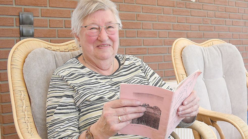 Gesine Gastmann aus Simonswolde ließ das Kochbuch nun nachdrucken – für den guten Zweck. Foto: Gerd-Arnold Ubben