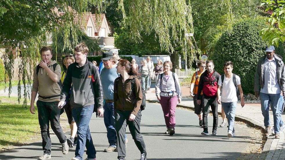 Im Vorjahr waren rund 600 Teilnehmer an zwei Tagen beim 4. Ostfriesischen Freiheitsmarsch unterwegs. Bei der 5. Auflage werden erneut an zwei Tagen jeweils vier Routen über Distanzen 5, 10, 23, und 42 Kilometer angeboten. Nahezu die Hälfte der Wanderer und Marschierer kommt von außerhalb Ostfrieslands. Fotos: Helmut Vortanz