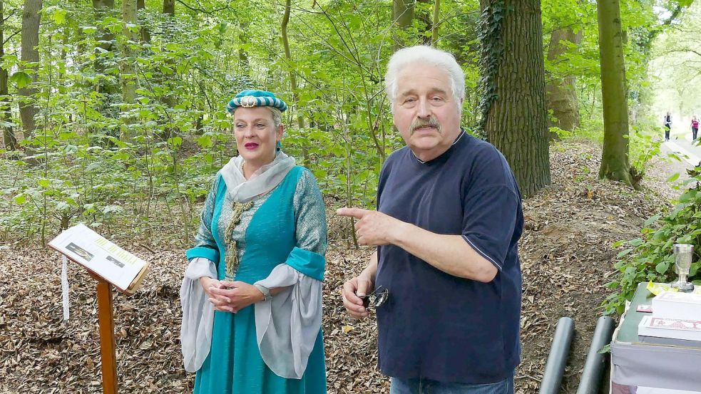 Schirmherr Rico Mecklenburg (rechts), Präsident der Ostfriesischen Landschaft, zusammen Herma Peters, die als Gräfin am Upstalsboom daherkommt.