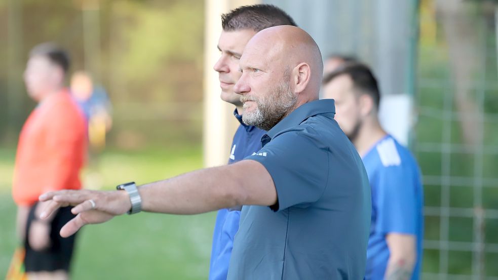 Gerrit Wilken und Trainer Mario Flier können es nicht fassen: Die SG Egels-Popens ist abgestiegen. Foto: Wilfried Gronewold