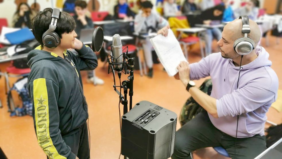 Mit dem Rapper Danny Fresh (rechts) lernen Schüler, wie sie einen eigenen Song schreiben. Foto: Studienkreis