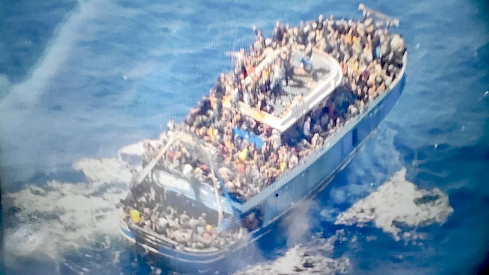 Das Boot war Tage zuvor von Libyen aus in See gestochen und hatte Italien zum Ziel. Vor der griechischen sank es. 500 Menschen starben noch Behördenangaben, 104 konnten gerettet werden. Foto: dpa/Hellenic Coast Guard/AP