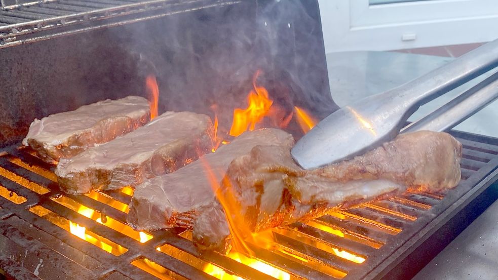 Auf dem Gasgrill werden die Steaks scharf angegrillt. Dass dies zum „Schließen der Poren“ gemacht wird, ist übrigens ein typischer Grill-Mythos. Foto: Holger Janssen