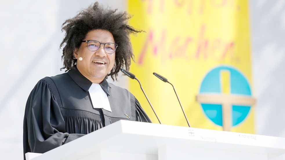 •Der gebürtige Südafrikaner Quinton Ceasar aus Wiesmoor hat beim Schlussgottesdienst auf dem Kirchentag in Nürnberg eine klare Botschaft überbracht. Dafür erntet er nun Hassreden. Foto: DEKT/Bongard.