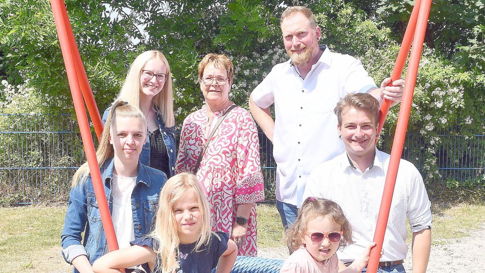 Das Team Pusteblume: Wiebke Jungenkrüger (von links), Erzieherin und stellvertretende Leiterin (sitzend), Jenny Schäfer, Erzieherin, Gesa Gastmann, ehemalige Leiterin, Mirco Christoffers, Leiter, Thomas Langen, Erzieher. Dazu gesellen sich die beiden Kinder Kim und Rieke (von links). Fotos: Gerd-Arnold Ubben
