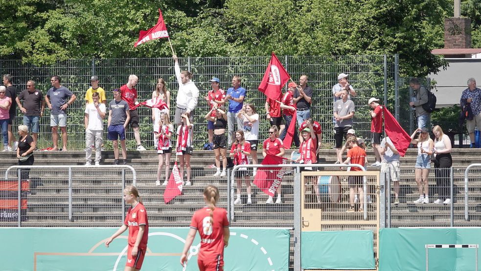 Auricher Fans zeigten in der Belkaw-Arena in Bergisch Gladbach Flagge und feuerten ihre Elf immer wieder lautstark an.