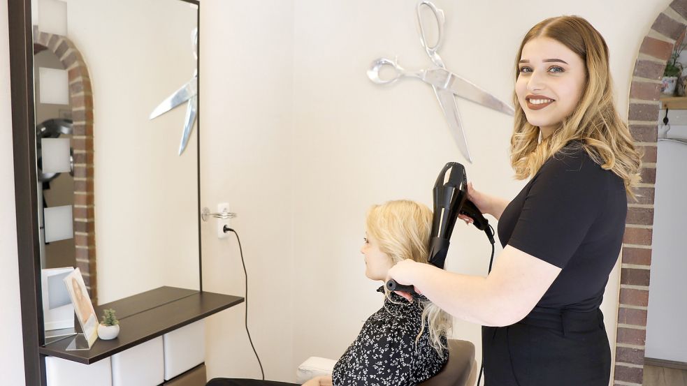 Hier sitzt jeder Handgriff. Die angehende Friseurin Fenja Tjards (rechts) weiß genau, was sie tut. Foto: HWK