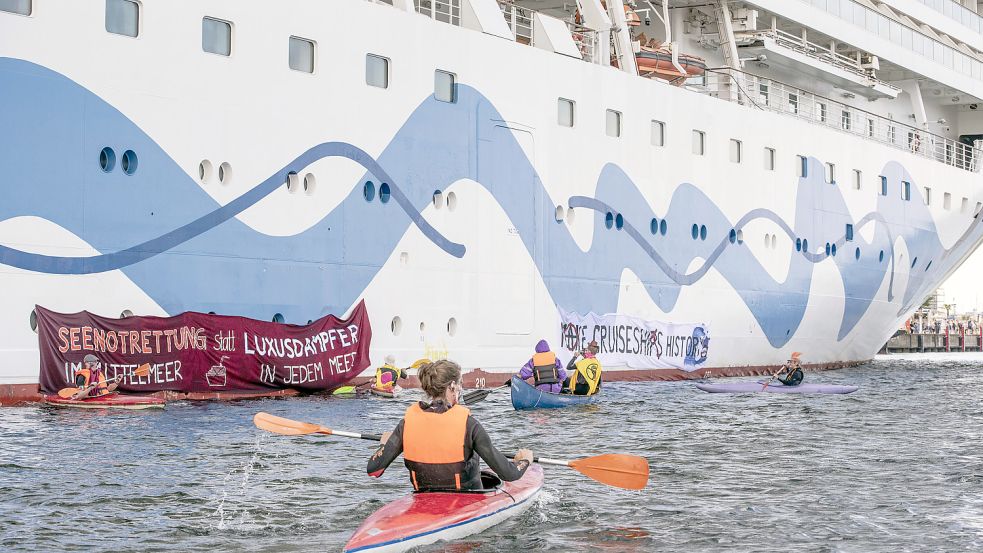 Klimaaktivisten wollen das Kreuzfahrtschiff „Aidadiva“ am Auslaufen hindern. Foto: dpa
