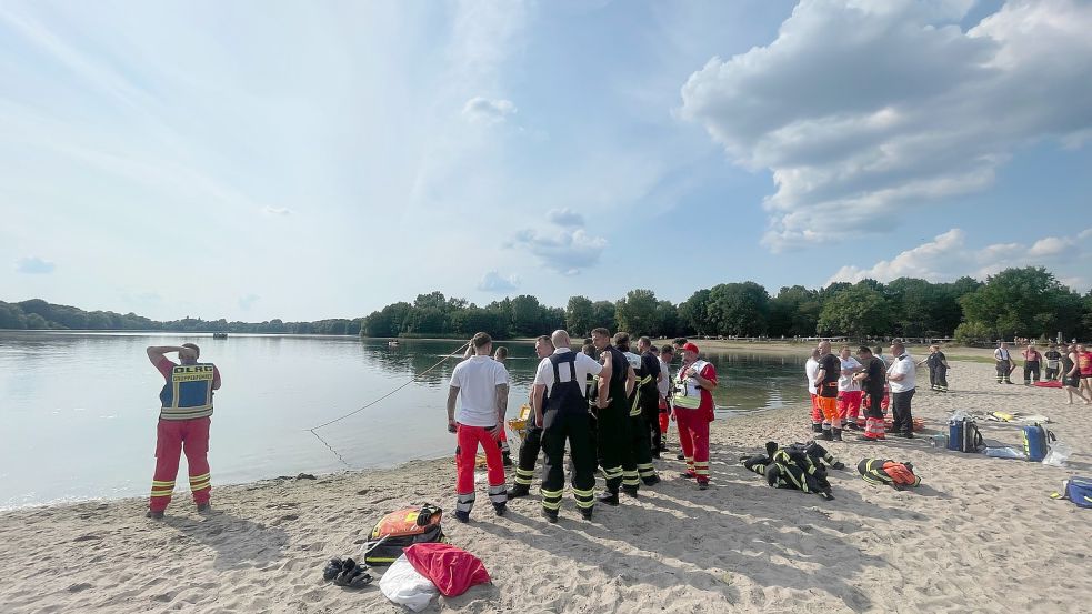 Einsatzkräfte von Feuerwehr und DLRG versuchten, den Vermissten zu finden. Foto: Blaulicht-News.de