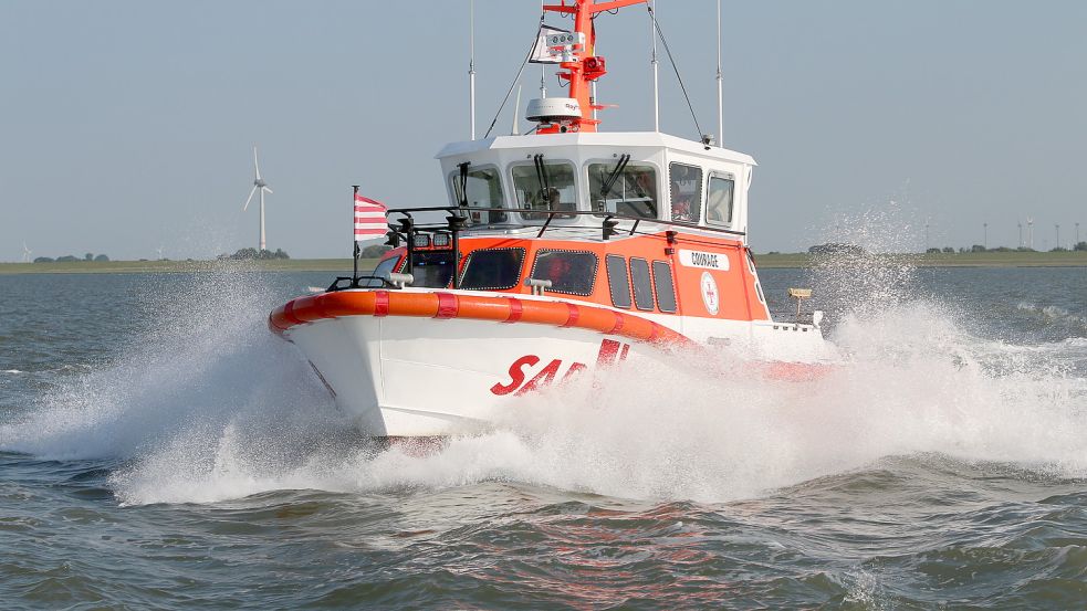 Die freiwilligen Seenotretter der Station Neuharlingersiel der Deutschen Gesellschaft zur Rettung Schiffbrüchiger (DGzRS) haben am Sonntagabend vier erschöpfte Wattwanderer aus Lebensgefahr befreit. Drei Erwachsene, ein sechsjähriges Kind und ein Hund konnten einen Priel nicht durchqueren. Foto: DGzRS