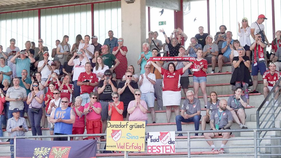 Fast 400 Fans waren aus Aurich angereist.