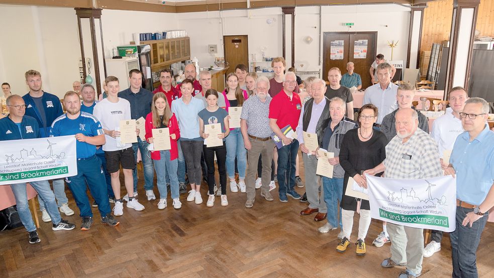 Ehrende und Geehrte der Brookmerlander Sportlerehrung 2023 im Hotel „Zur Waage“. Foto: Folkert Bents