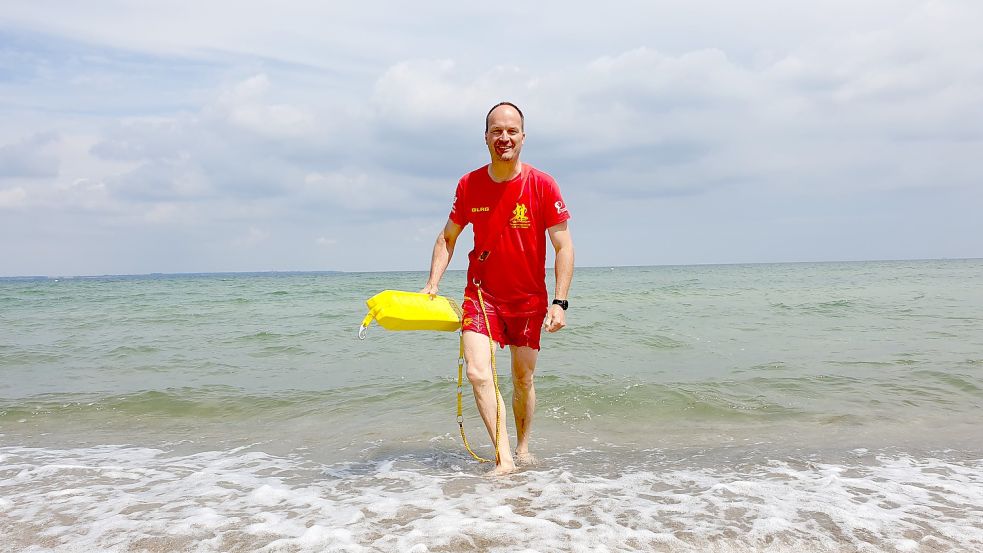 Mit dem Gurtretter gehen die Rettungsschwimmer der DLRG immer ins Wasser - auch wenn sie die Strömungen für die Beflaggung testen oder selbst schwimmen gehen. Foto: Constanze Emde