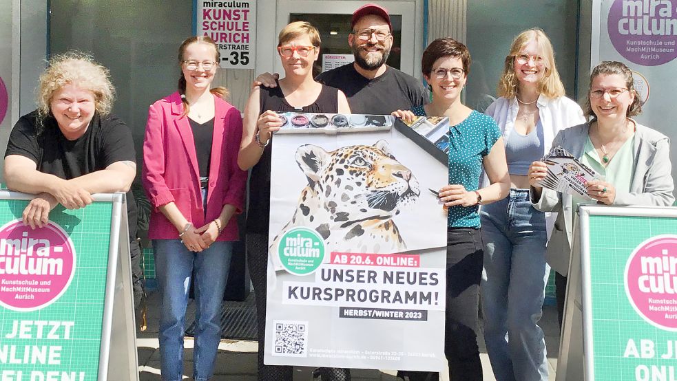 Das Team der Auricher Kunstschule Miraculum mit Katja Braasch (von links), Merle Noosten, Elke Weerda, Daniel Theilen, Steffi Leferink, Femke Willms und Sandra Grau stellte das neue Kursprogramm vor. Foto: Kunstschule