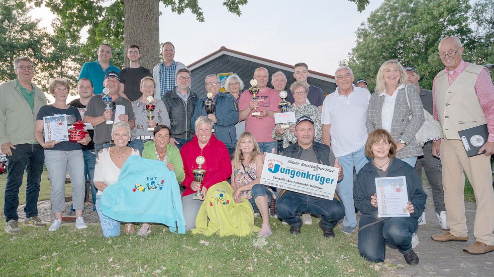 Zahlreiche Teams und Einzelakteure wurden am Abschlussabend beim Heimatverein Upgant-Schott ausgezeichnet.Fotos: Folkert Bents