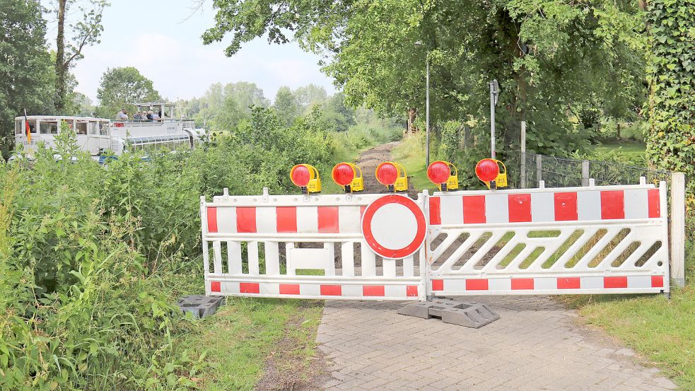 Kurz hinter dem Grünen Weg ist Schluss: Der Radweg am Ems-Jade-Kanal ist voll gesperrt. Foto: Heino Hermanns