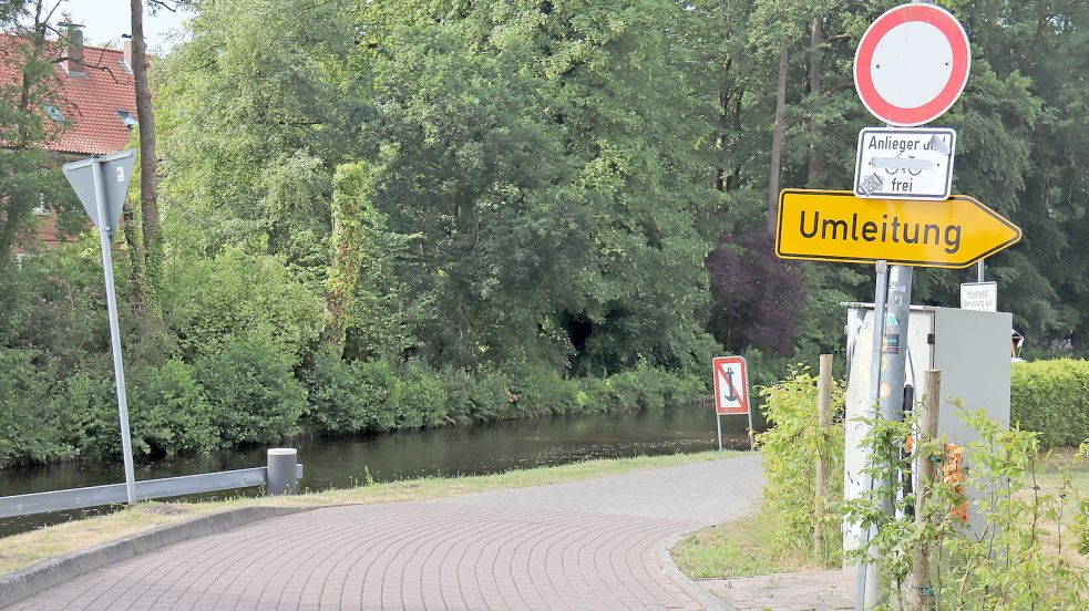 Mit großen Schildern wird auf die Umleitung hingewiesen. Foto: Heino Hermanns