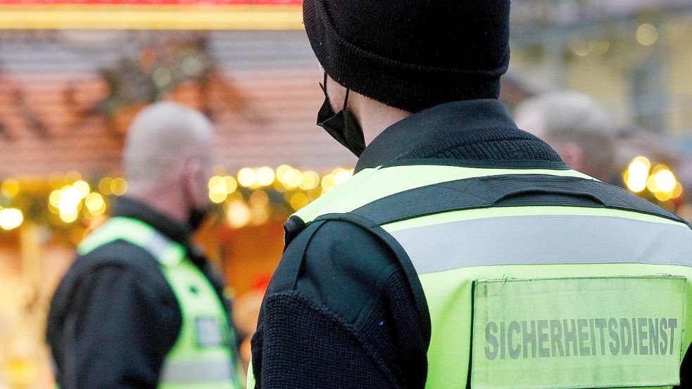 So wie auf diesem Symbolbild könnte es auch bald in Moordorf sein: Ein Sicherheitsdienst kontrolliert bestimmte Plätze im Ort. Foto: Roland Weihrauch/DPA
