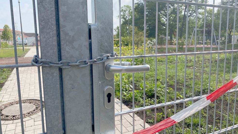Mit einer massiven Kette ist das Tor zum Mehrgenerationenplatz verschlossen. Foto: Holger Janssen