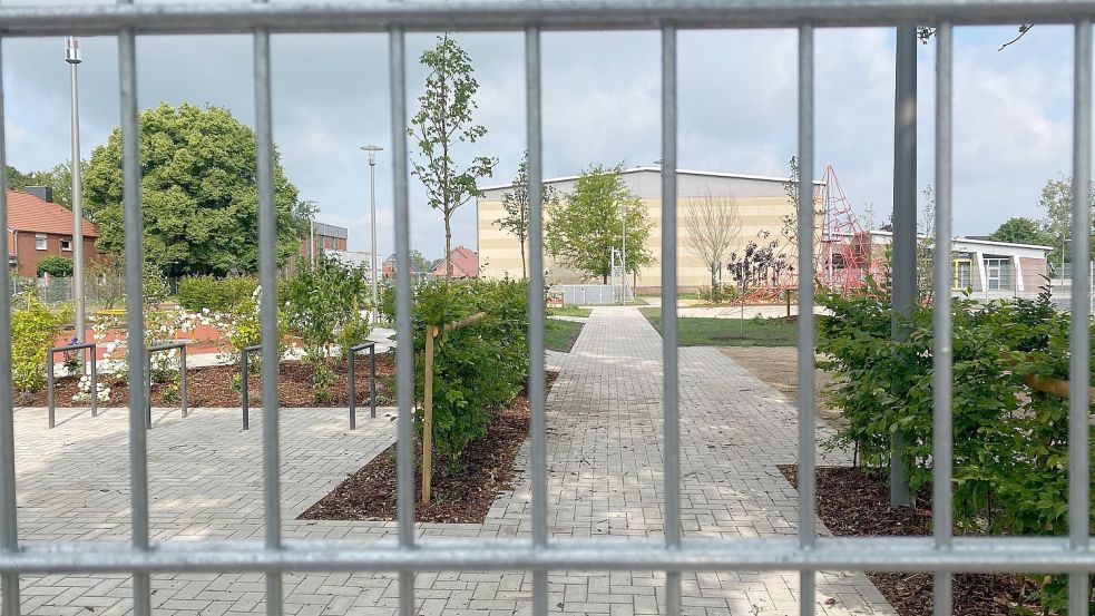 Kein Durchgang: Der Mehrgenerationenplatz kann bislang nur aus der Ferne betrachtet werden. Foto: Holger Janssen