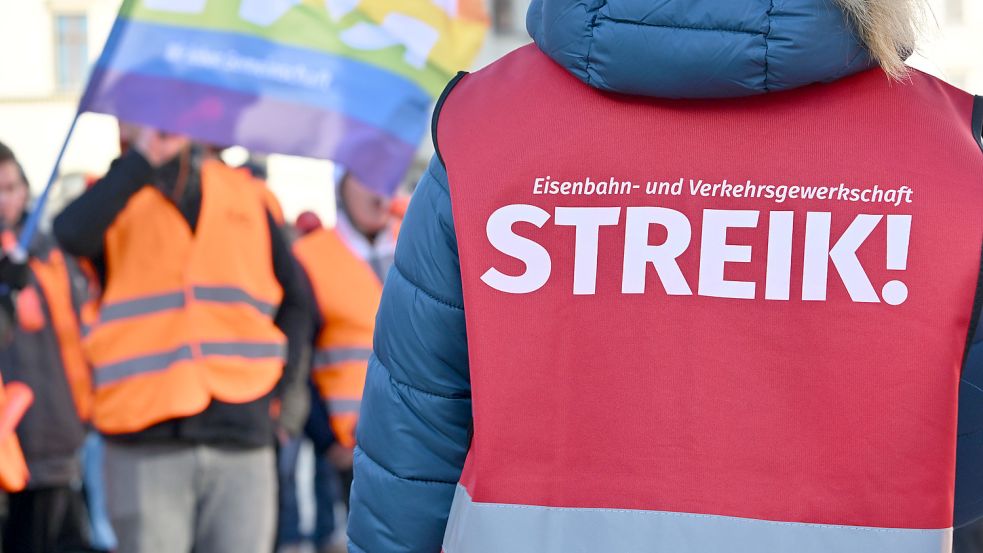 Wegen gescheiterter Tarifverhandlungen sieht sich die Eisenbahn- und Verkehrsgewerkschaft (EVG) gezwungen, über unbefristete Warnstreiks abstimmen zu lassen. Foto: dpa/Martin Schutt