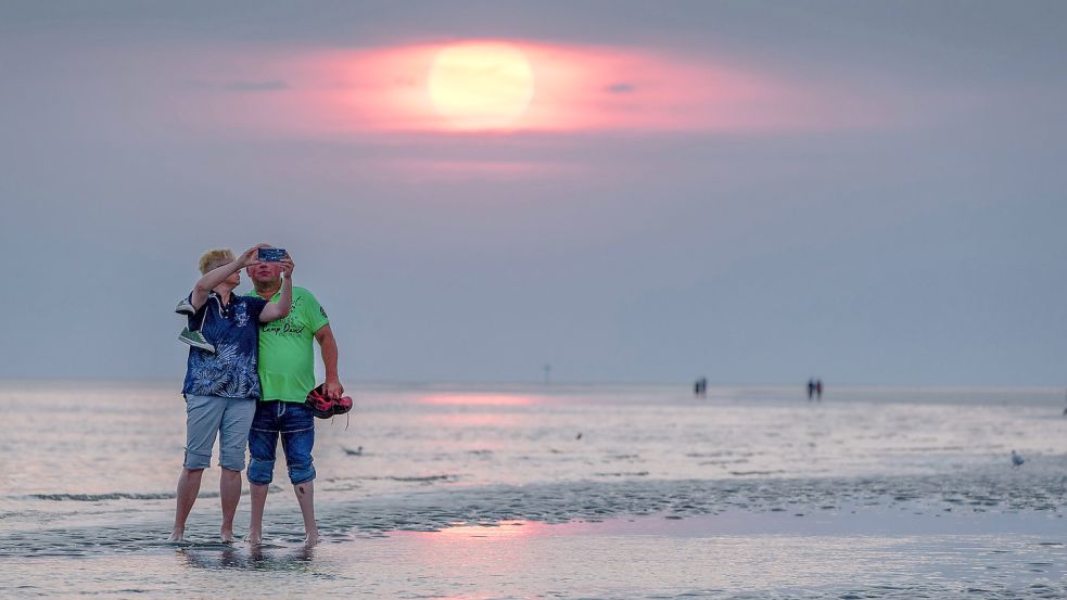 15.8.2022 Am 15. August macht ein Pärchen in Büsum im Landkreis Dithmarschen in Schleswig-Holstein vor der spektakulär Foto: www.imago-images.de