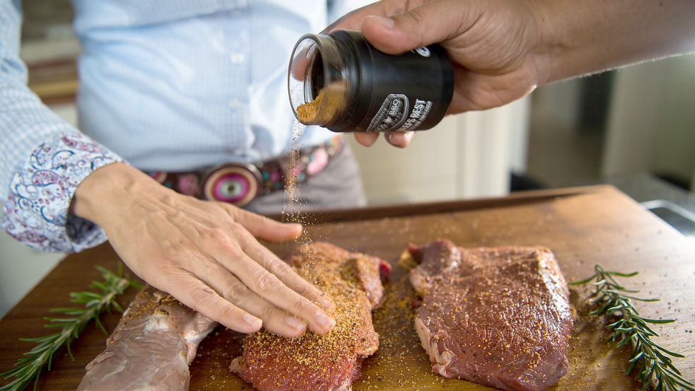 Fleisch wird mit Grill-Rub gewürzt. Foto: Andreas Arnold/DPA