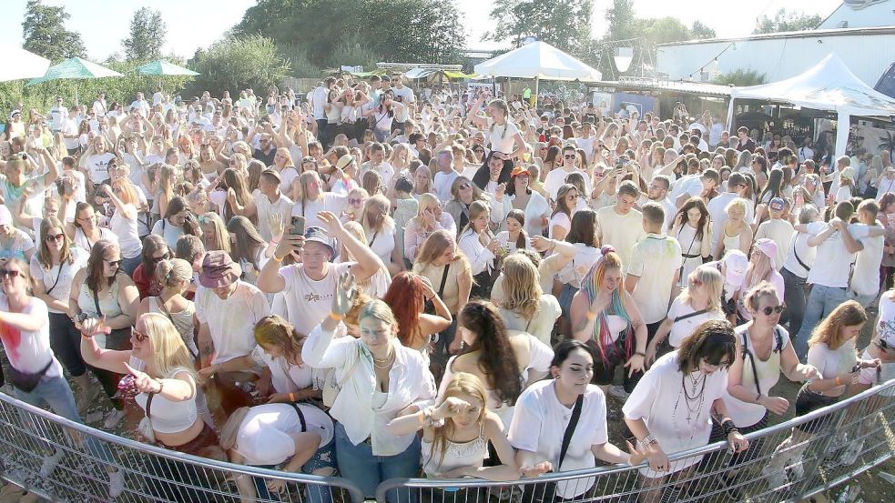 Die Holi-Besucher tragen traditionell weiß – zumindest bis zum ersten Farbwurf. Foto: Galaxy