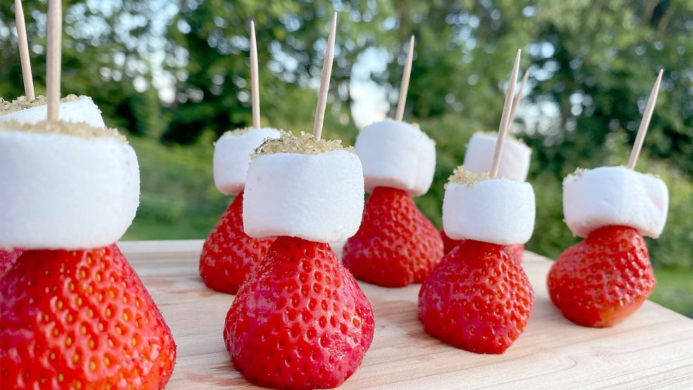 Süßer Leckerbissen: auf dem Grill zubereitete Marshmallow-Erdbeeren. Foto: Holger Janssen