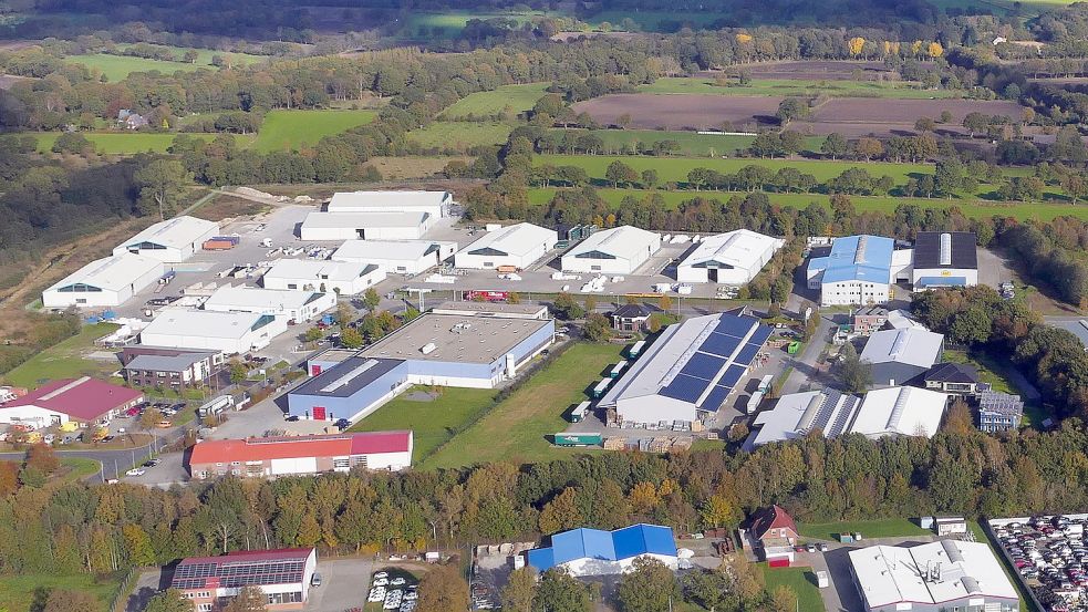 Weiß leuchten die Hallen von B-Plast 2000. Dahinter liegt die Erweiterungsfläche mit einer Größe von zehn Hektar. Foto: Bernd Heiken