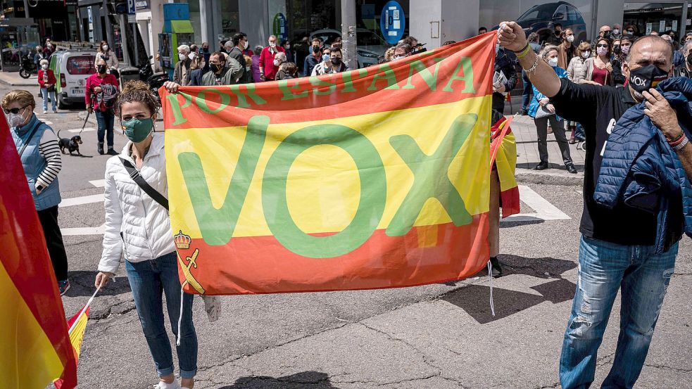 Rechtes Potpourri im spanischen Wahlkampf: Die Rechtspartei Vox hetzt gegen Gleichberechtigung, Klimaschutz, Islam und die Medien. Foto: dpa/SOPA Images via ZUMA Wire/Diego Radames