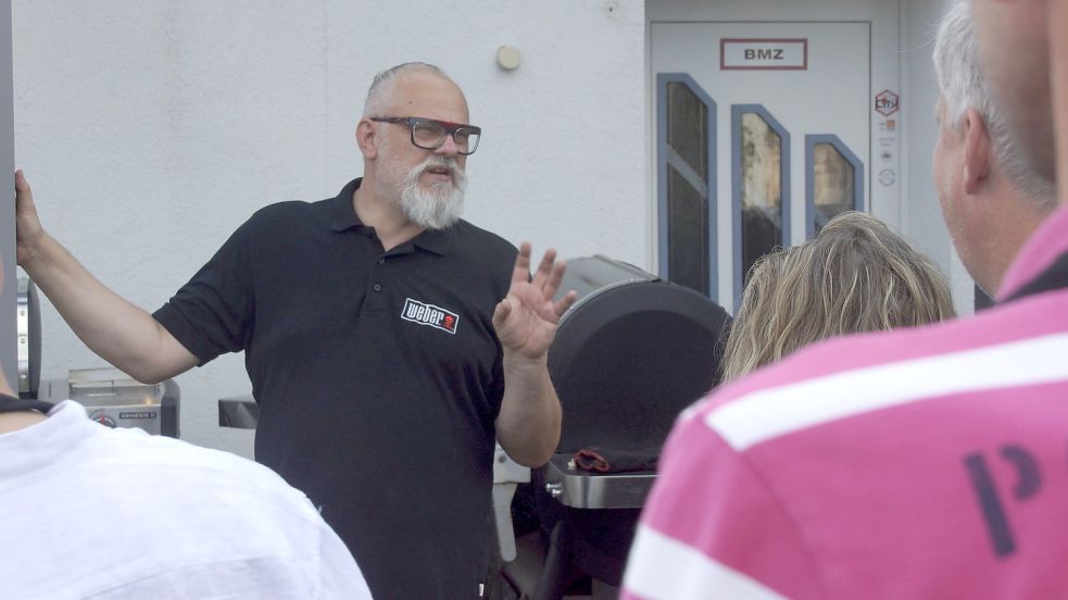 Rudy Böhme erklärt den Teilnehmern die Unterschiede zwischen verschiedenen Grillmodellen. Foto: Holger Janssen