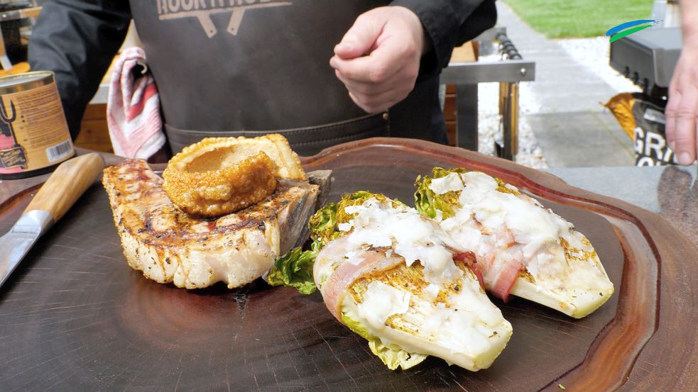 Das fertige Kotelett vom Linderödschwein mit gegrilltem Romanasalat. Foto: ostfriesen.tv