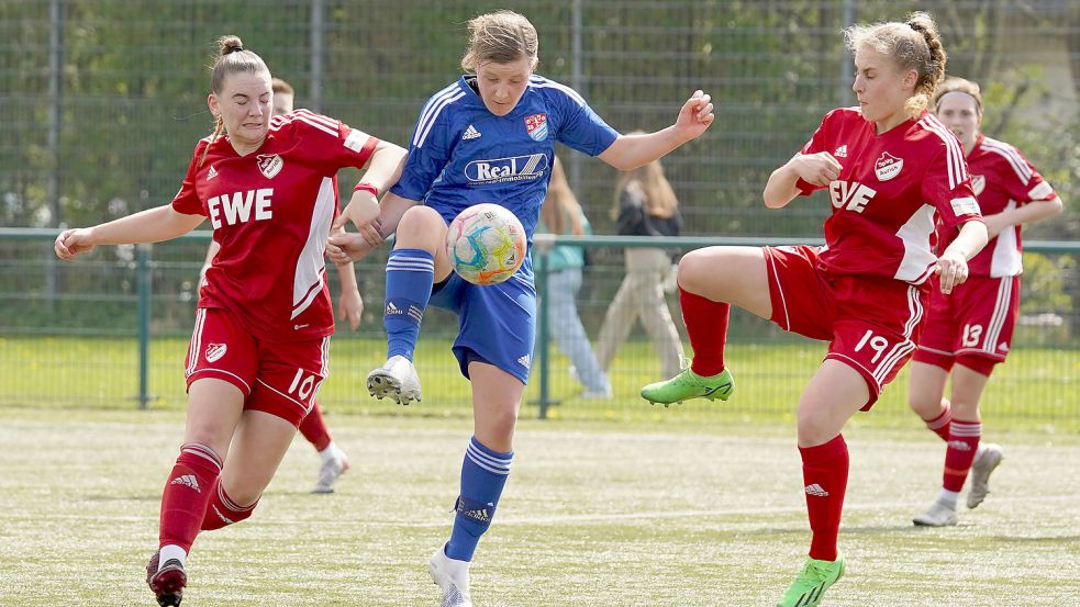 So wie im Oberliga-Punktspiel gegen den SV TiMoNo wollen die Spielerinnen der SpVg Aurich (links Emily Reens, rechts Ana-Carolin Hoffmann) am Sonntag im Aufstiegsspiel zur Regionalliga Gegner Hamburger SV II in die Zange nehmen. Foto: Helmut Vortanz