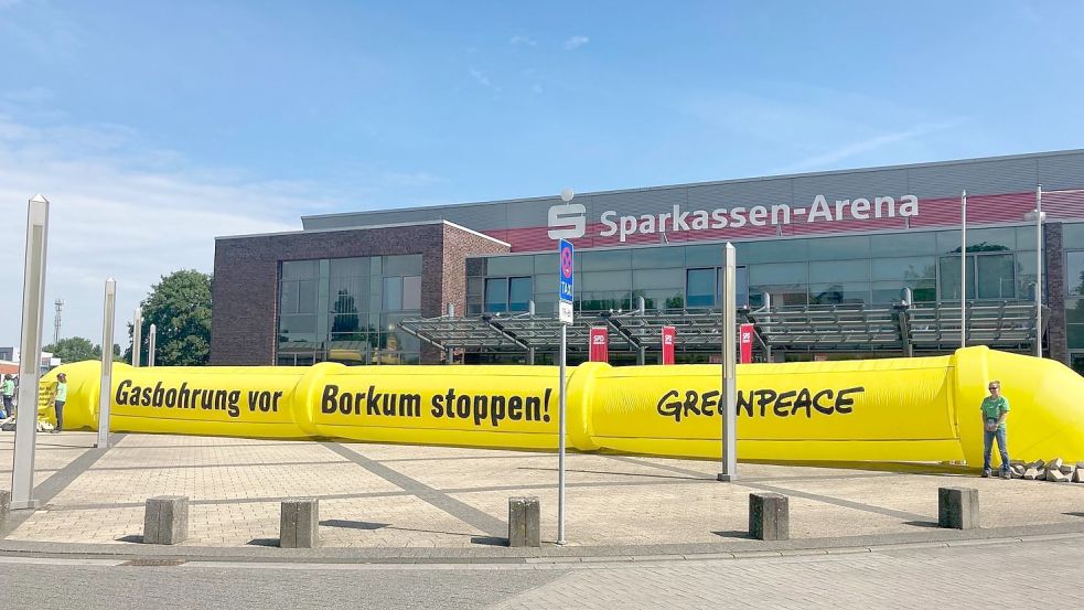 15 Aktivisten legten die 30 Meter lange aufblasbare „Gaspipeline“ am Sonnabend vor der Sparkassen-Arena ab. Foto: Neelke Harms